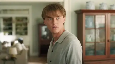 Chris Briney como Conrad Fisher en El verano en que me enamoré Chris Briney como Conrad Fisher en El verano en que me enamoré