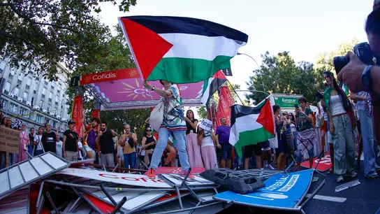 Los manifestantes propalestinos cortan el recorrido de los ciclistas en el Paseo del Prado Los manifestantes propalestinos cortan el recorrido de los ciclistas en el Paseo del Prado