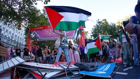 Los manifestantes propalestinos cortan el recorrido de los ciclistas en el Paseo del Prado Los manifestantes propalestinos cortan el recorrido de los ciclistas en el Paseo del Prado