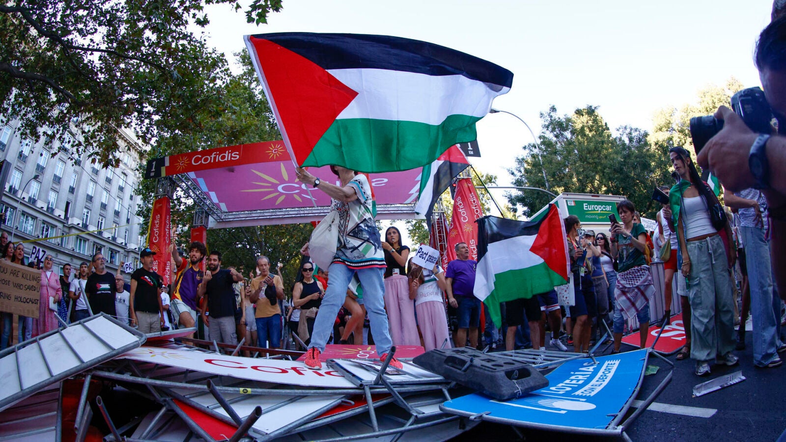 Los manifestantes propalestinos cortan el recorrido de los ciclistas en el Paseo del Prado
