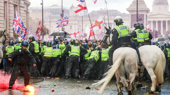 Disturbios durante la manifestación de la extrema derecha contra la inmigración en Londres Disturbios durante la manifestación de la extrema derecha contra la inmigración en Londres