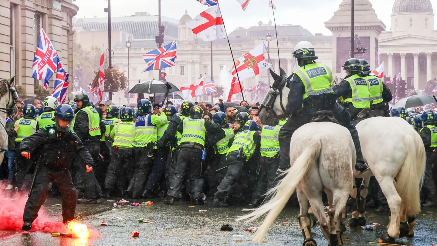 Disturbios durante la manifestación de la extrema derecha contra la inmigración en Londres Disturbios durante la manifestación de la extrema derecha contra la inmigración en Londres