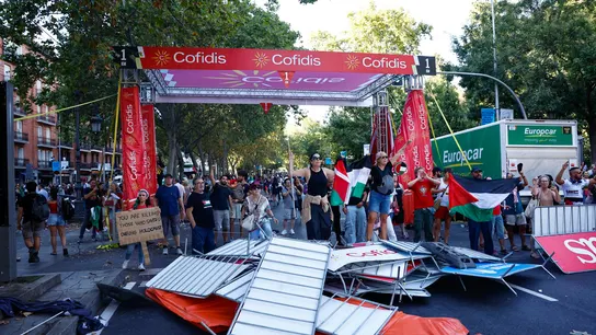Manifestantes invaden el recorrido de La Vuelta en Madrid Manifestantes invaden el recorrido de La Vuelta en Madrid