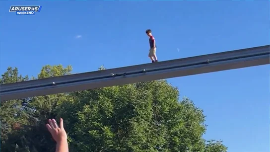 Alfonso Arús reacciona al impactante vídeo de un niño andando sobre unos raíles en un parque de atracciones: "¿Cómo ha llegado hasta ahí?" Alfonso Arús reacciona al impactante vídeo de un niño andando sobre unos raíles en un parque de atracciones: "¿Cómo ha llegado hasta ahí?"