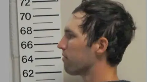 Tyler Robinson en la foto policial. Tyler Robinson en la foto policial.