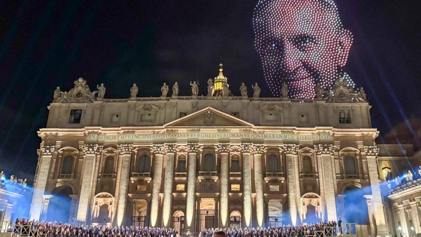 Imagen del papa Francisco hecha con drones durante el concierto en el Vaticano Imagen del papa Francisco hecha con drones durante el concierto en el Vaticano