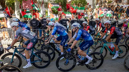 Ciclistas a su paso por Alapardo Ciclistas a su paso por Alapardo