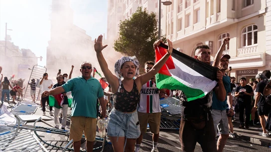 Varias personas con banderas de Palestina irrumpen la Gran Vía antes de pasar la etapa 21 de la Vuelta Ciclista a España. Varias personas con banderas de Palestina irrumpen la Gran Vía antes de pasar la etapa 21 de la Vuelta Ciclista a España.