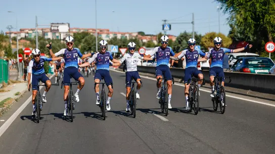 Los ciclistas del Israel-Premier Tech posan en la última etapa de La Vuelta Los ciclistas del Israel-Premier Tech posan en la última etapa de La Vuelta