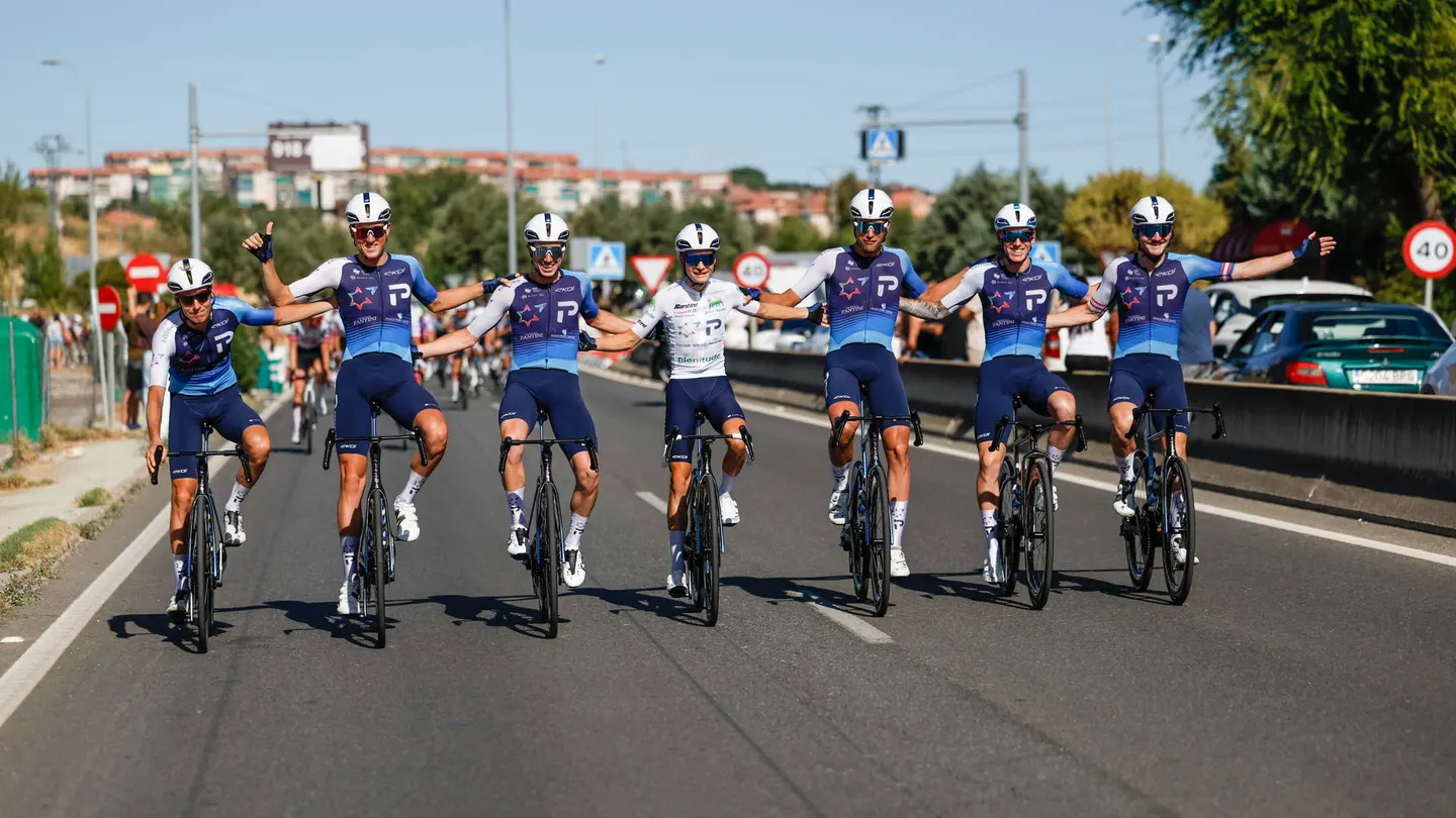 Los ciclistas del Israel-Premier Tech posan en la última etapa de La Vuelta Los ciclistas del Israel-Premier Tech posan en la última etapa de La Vuelta