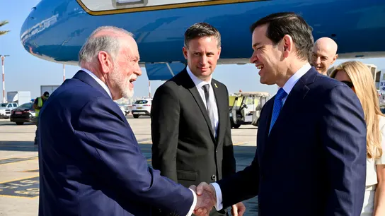 El Secretario de Estado de Estados Unidos, Marco Rubio, es recibido por el embajador de Estados Unidos en Israel, Mike Huckabee. El Secretario de Estado de Estados Unidos, Marco Rubio, es recibido por el embajador de Estados Unidos en Israel, Mike Huckabee.