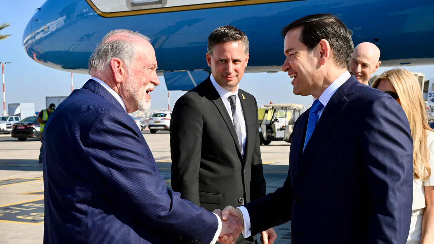 El Secretario de Estado de Estados Unidos, Marco Rubio, es recibido por el embajador de Estados Unidos en Israel, Mike Huckabee. El Secretario de Estado de Estados Unidos, Marco Rubio, es recibido por el embajador de Estados Unidos en Israel, Mike Huckabee.