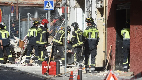 Bomberos trabajan en el lugar de la explosión. Bomberos trabajan en el lugar de la explosión.