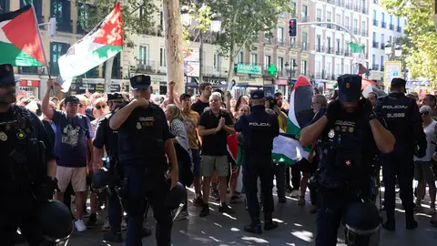 Manifestantes y Policía en el centro de Madrid. Manifestantes y Policía en el centro de Madrid.