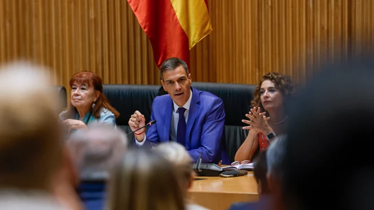 El presidente del Gobierno, Pedro Sánchez, junto a la presidenta del PSOE, Cristina Narbona, y la vicesecretaria general, María Jesús Montero El presidente del Gobierno, Pedro Sánchez, junto a la presidenta del PSOE, Cristina Narbona, y la vicesecretaria general, María Jesús Montero