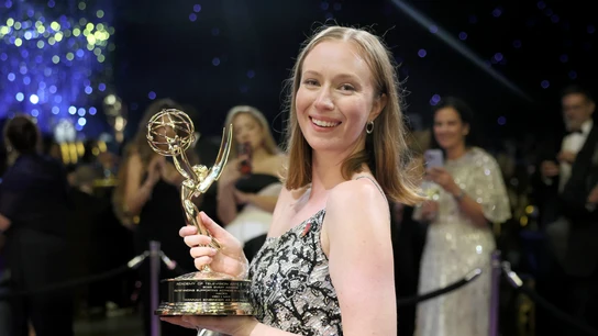 Hannah Einbinder posa con su Emmy a mejor actriz de reparto en una serie de comedia por su papel en 'Hacks' Hannah Einbinder posa con su Emmy a mejor actriz de reparto en una serie de comedia por su papel en 'Hacks'
