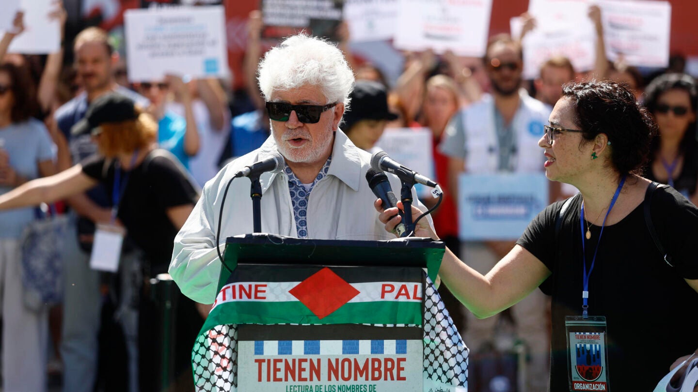 El director de cine Pedro Almodóvar participa en la lectura de los nombres de los niños y niñas asesinados en Gaza durante la concentración promovida por 'Artistas con Palestina'este lunes en la Puerta del Sol. 