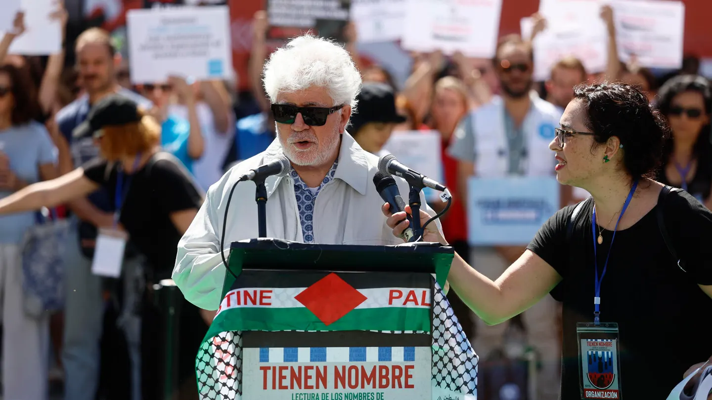 El director de cine Pedro Almodóvar participa en la lectura de los nombres de los niños y niñas asesinados en Gaza durante la concentración promovida por 'Artistas con Palestina'este lunes en la Puerta del Sol. El director de cine Pedro Almodóvar participa en la lectura de los nombres de los niños y niñas asesinados en Gaza durante la concentración promovida por 'Artistas con Palestina'este lunes en la Puerta del Sol.