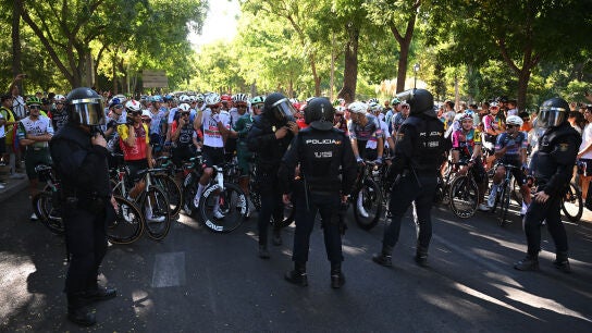  Vista general del pelot&oacute;n paralizado debido a las protestas pro-palestinas en la ciudad de Madrid durante la 21.&ordf; etapa de La Vuelta a Espa&ntilde;a 2025, una etapa de 108 km de Alalpardo a Madrid. 