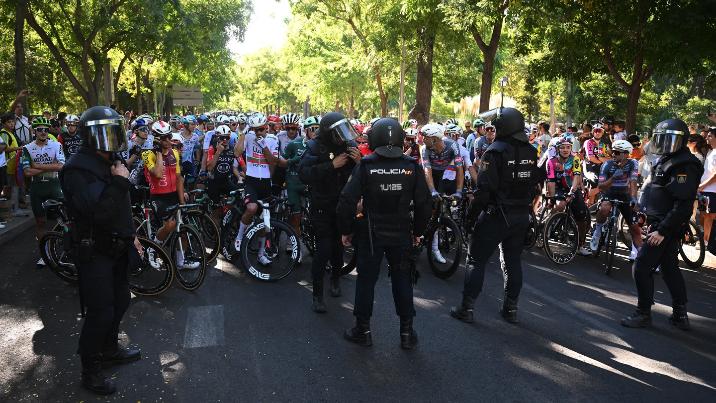 Vista general del pelotón paralizado debido a las protestas pro-palestinas en la ciudad de Madrid durante la 21.ª etapa de La Vuelta a España 2025, una etapa de 108 km de Alalpardo a Madrid. Vista general del pelotón paralizado debido a las protestas pro-palestinas en la ciudad de Madrid durante la 21.ª etapa de La Vuelta a España 2025, una etapa de 108 km de Alalpardo a Madrid.