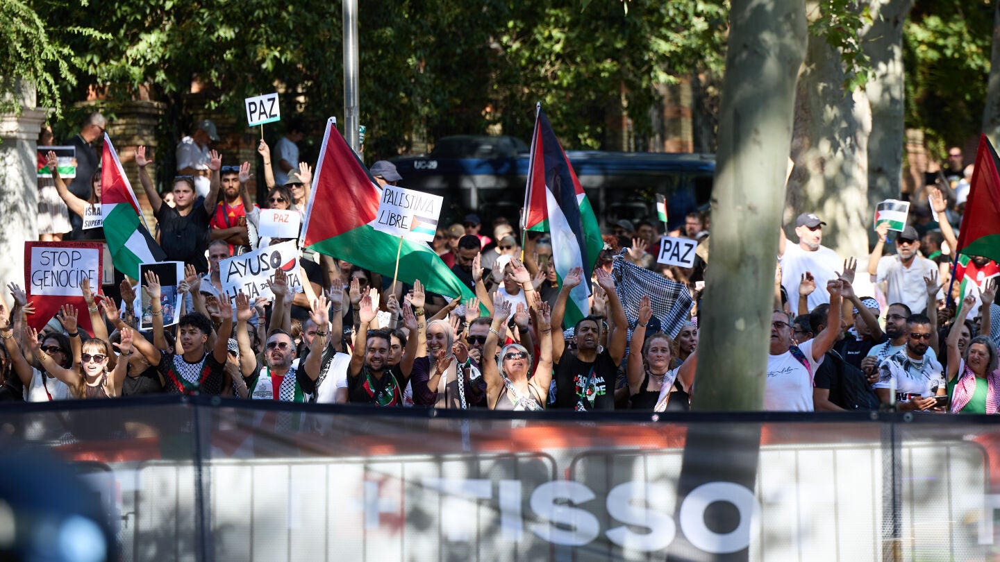 Varias personas se manifiestan a favor Palestina en Atocha, el d&iacute;a de la etapa 21 de la Vuelta Ciclista a Espa&ntilde;a, a 14 de septiembre de 2025, en Madrid.