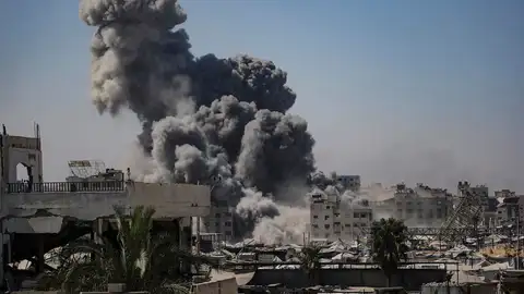 Columna de humo por un ataque israelí sobre Ciudad de Gaza, este domingo. Columna de humo por un ataque israelí sobre Ciudad de Gaza, este domingo.