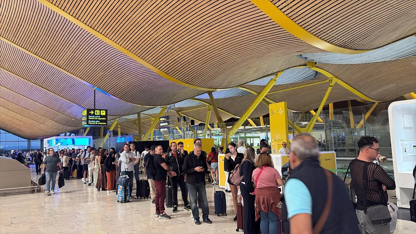 El Aeropuerto Adolfo Suárez-Madrid Barajas, en una imagen de archivo. Colas en los controles de Barajas donde este lunes se vive la segunda jornada de huelga de los trabajadores de seguridad.