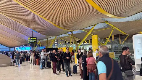Colas en los controles de Barajas donde este lunes se vive la segunda jornada de huelga de los trabajadores de seguridad. Colas en los controles de Barajas donde este lunes se vive la segunda jornada de huelga de los trabajadores de seguridad.