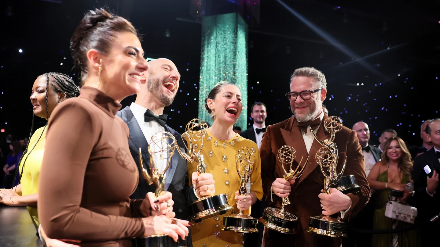Lisa Goldberg, Evan Goldbeg, Lauren Miller y Seth Rogen, con sus estatuillas de las premios Emmy Lisa Goldberg, Evan Goldbeg, Lauren Miller y Seth Rogen, con sus estatuillas de las premios Emmy