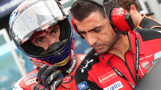 Pecco Bagnaia junto a su ingeniero de Ducati Pecco Bagnaia junto a su ingeniero de Ducati