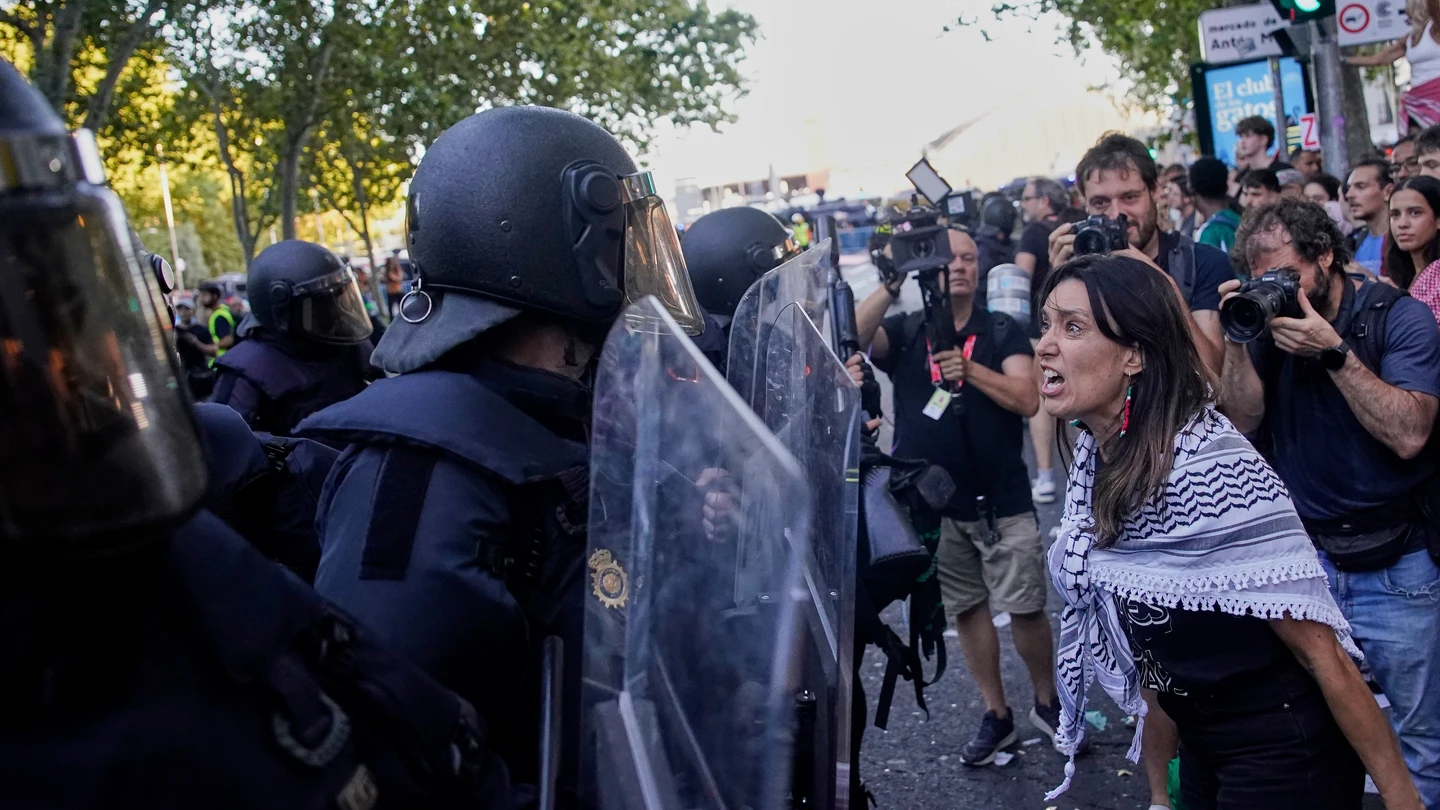 Una manifestante propalestina se encara con un agente de policía Una manifestante propalestina se encara con un agente de policía