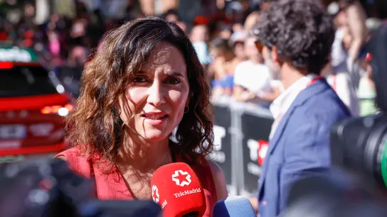 Isabel Diaz Ayuso atiende a la prensa antes de la salida de la última etapa de la Vuelta a España. Isabel Diaz Ayuso atiende a la prensa antes de la salida de la última etapa de la Vuelta a España.