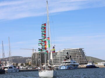La primera embarcación de la Flotilla a Gaza zarpando del puerto de Binzert (Túnez) hacia Gaza