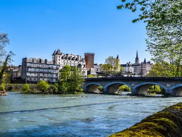 Pau a orillas del río Gave con el castillo al fondo Pau a orillas del río Gave con el castillo al fondo