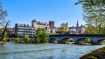 Pau a orillas del río Gave con el castillo al fondo Pau a orillas del río Gave con el castillo al fondo