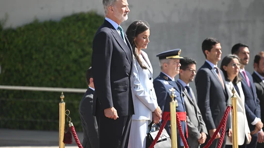 El Rey Felipe y la Reina Letizia durante la despedida oficiada en el Pabellón de Estado de la Terminal T-4, en el Aeropuerto Adolfo Suárez Madrid-Barajas. El Rey Felipe y la Reina Letizia durante la despedida oficiada en el Pabellón de Estado de la Terminal T-4, en el Aeropuerto Adolfo Suárez Madrid-Barajas.