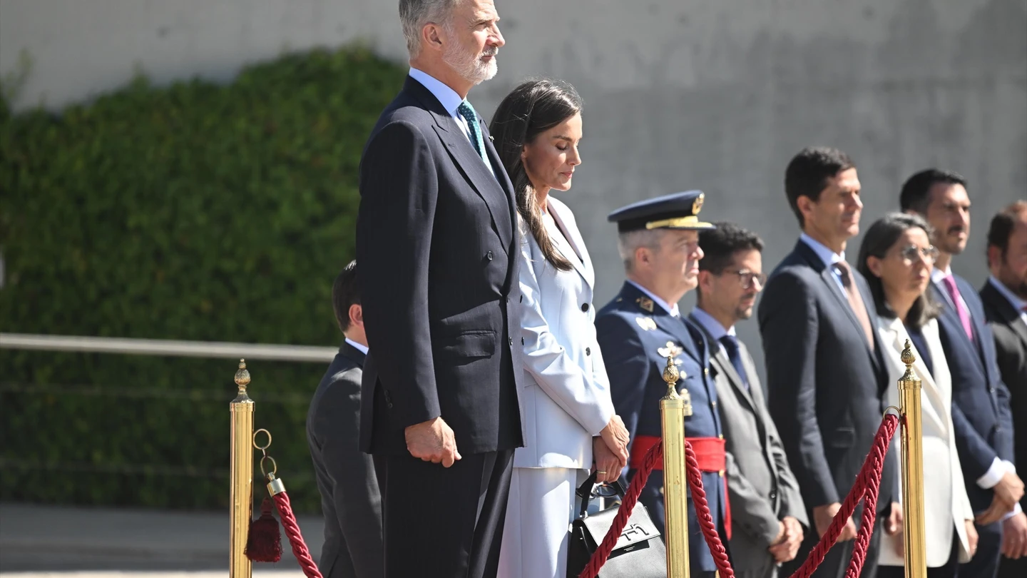 El Rey Felipe y la Reina Letizia durante la despedida oficiada en el Pabellón de Estado de la Terminal T-4, en el Aeropuerto Adolfo Suárez Madrid-Barajas. El Rey Felipe y la Reina Letizia durante la despedida oficiada en el Pabellón de Estado de la Terminal T-4, en el Aeropuerto Adolfo Suárez Madrid-Barajas.