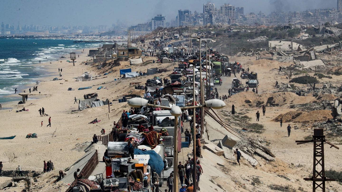 Miles de palestinos huyen del norte de Gaza hacia el sur Miles de palestinos huyen del norte de Gaza hacia el sur