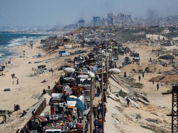 Miles de palestinos huyen del norte de Gaza hacia el sur