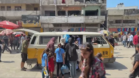 Una furgoneta compartida intentando escapar de las bombas de Gaza Una furgoneta compartida intentando escapar de las bombas de Gaza