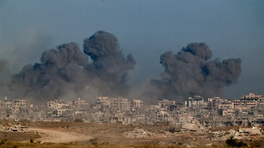 Columnas de humo se levantan en Ciudad de Gaza por los ataques israelíes Columnas de humo se levantan en Ciudad de Gaza por los ataques israelíes