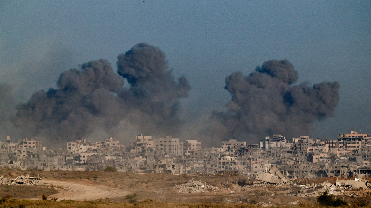 Columnas de humo se levantan en Ciudad de Gaza por los ataques israelíes Columnas de humo se levantan en Ciudad de Gaza por los ataques israelíes