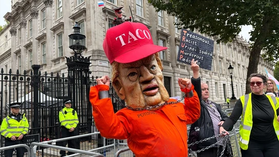 Las protestas contra Trump empañan su idílico viaje a Londres entre agasajos de la familia real británica Las protestas contra Trump empañan su idílico viaje a Londres entre agasajos de la familia real británica