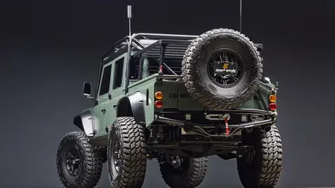 Extremadamente grande, y extremadamente llamativo, así es el Defender imposible de aparcar en la puerta de casa Land Rover Defender 127 1987
