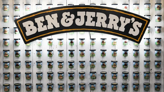 El logo de Ben & Jerry's, en una imagen donde se ven los míticos helados de la marca El logo de Ben & Jerry's, en una imagen donde se ven los míticos helados de la marca