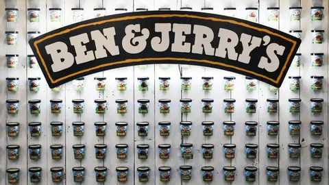 El logo de Ben & Jerry's, en una imagen donde se ven los míticos helados de la marca El logo de Ben & Jerry's, en una imagen donde se ven los míticos helados de la marca
