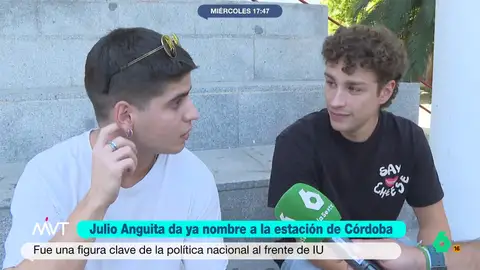 De "un cantante de copla" a "un político querido": ¿saben los jóvenes quién fue Julio Anguita? El político, conocido como 'El califa rojo', fue alcalde de Córdoba entre 1979 y 1986. Tras 20 años en la política, volvió a dar clase en el instituto de enseñanza secundaria Blas Infante de Córdoba.