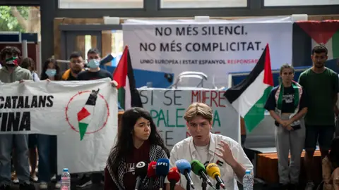 Estudiantes ofrecen una rueda de prensa en el marco de la acampada propalestina Estudiantes ofrecen una rueda de prensa en el marco de la acampada propalestina
