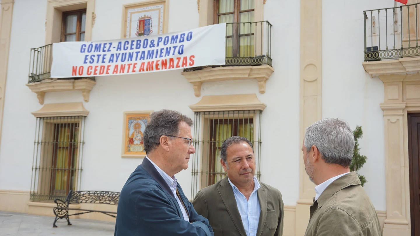 El alcalde de Burguillos con Ricardo Sánchez y Juan Bravo El alcalde de Burguillos con Ricardo Sánchez y Juan Bravo