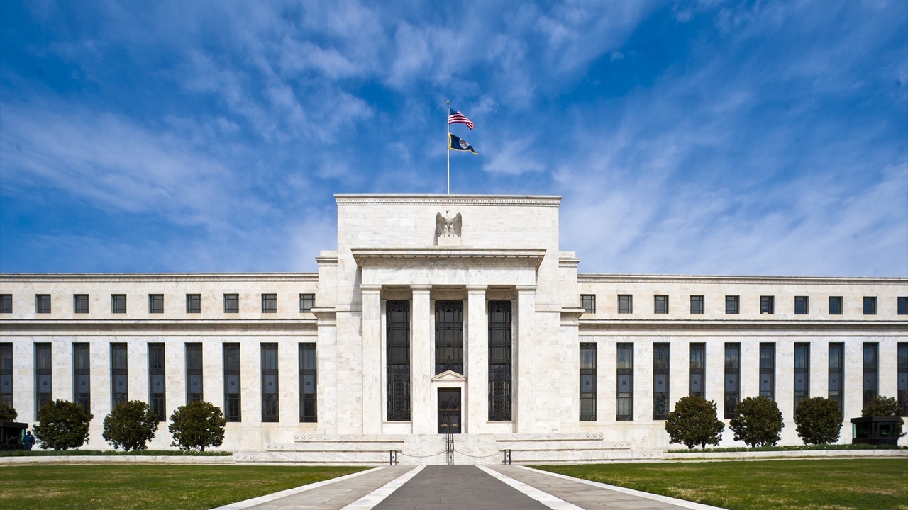 La Fed cumple con el guion y baja los tipos en 25 puntos básicos tras mantenerlos congelados desde enero
